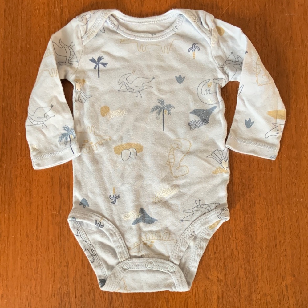 🍓3/$10 Carter's Cream and Blue Dinasour Bodysuit size 6m